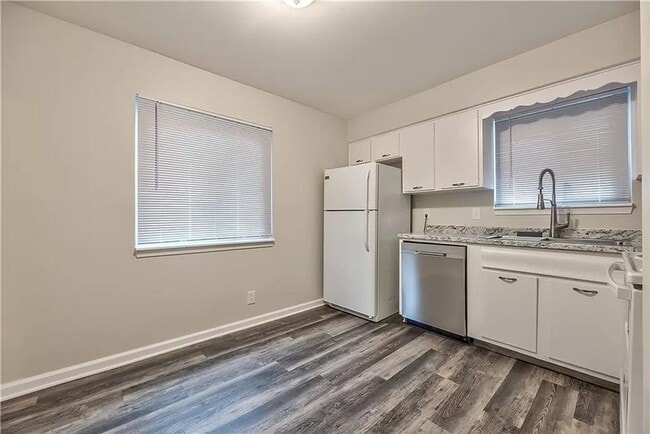 Building Photo - 3 Bedroom 2 Bath Duplex Now Available!