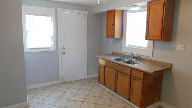 Foto del edificio - 3 Bed 1 Bath Colonial