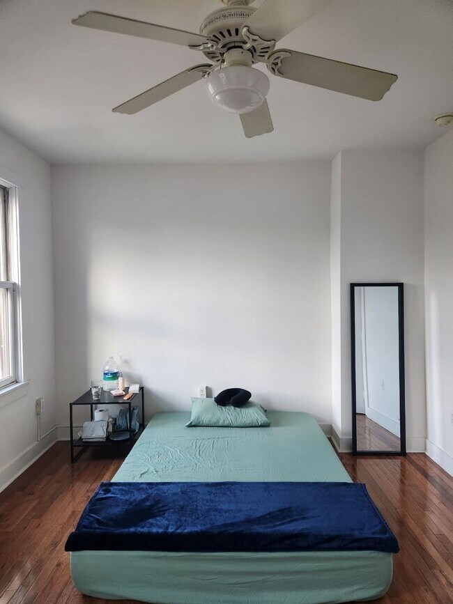 Foto del edificio - Bright and spacious three bedroom unit in ...