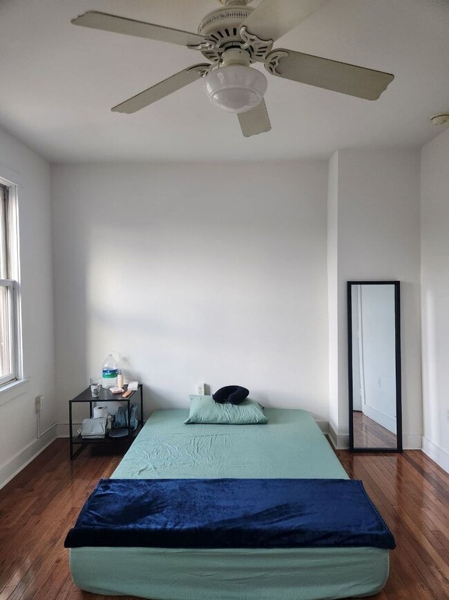 Building Photo - Bright and spacious three bedroom unit in ...