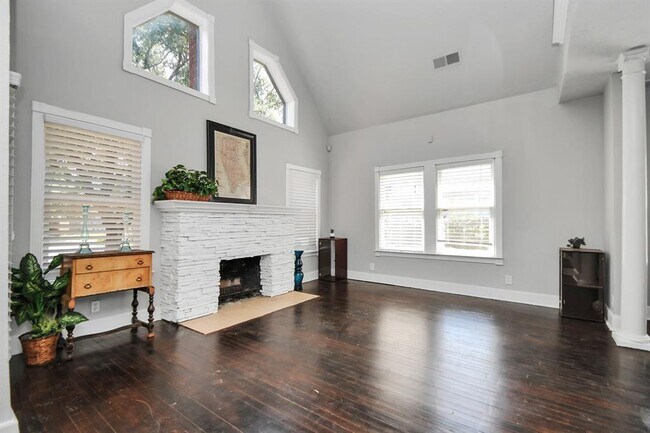 Building Photo - 2410 Cleburne St