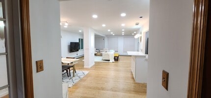 Building Photo - 150 E Walnut St