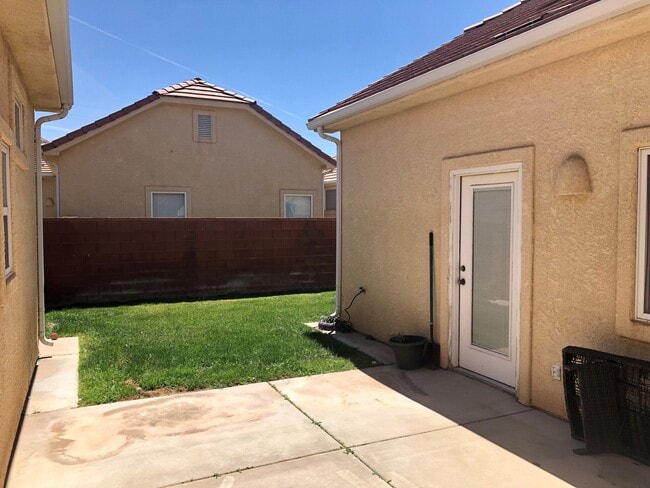 Building Photo - Townhome in Sky Ridge