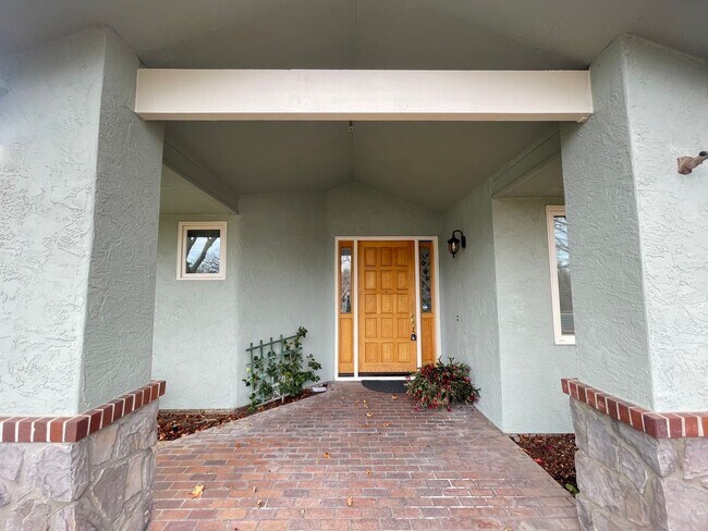 Foto del edificio - Beautiful and Spacious 3 Bedroom Home