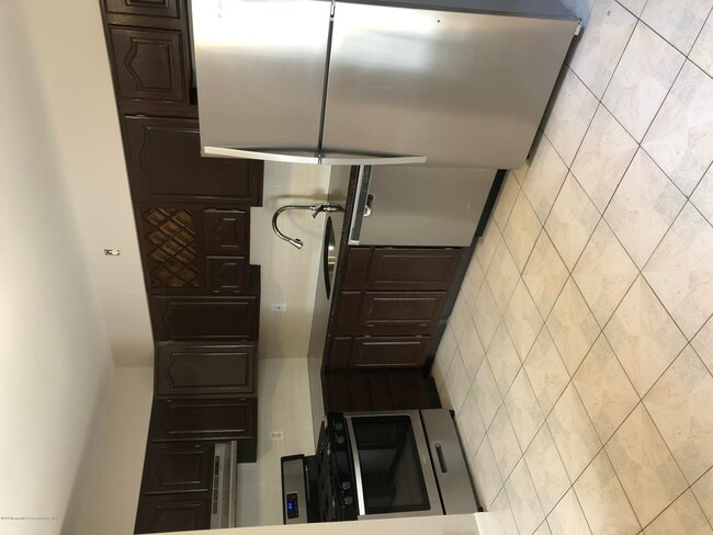 Foto del edificio - 170 Sargeant Ave