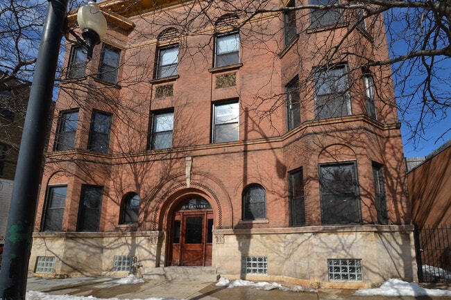 Building Photo - 1758 W Montrose Ave