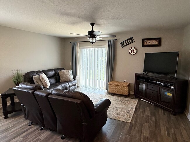 Building Photo - 458 River Hill Dr
