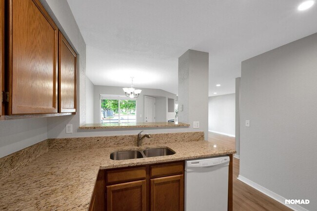 Foto del edificio - Spacious 2 Story Townhome + finished basem...