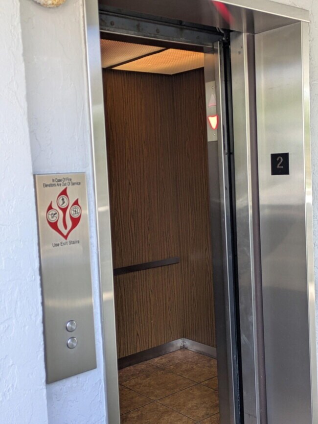 Foto del edificio - 4725 Lucerne Lakes Blvd E