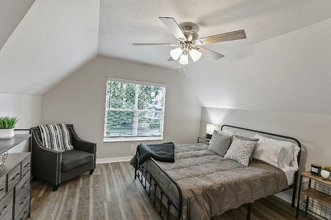 Foto del edificio - 1001 N Elm St