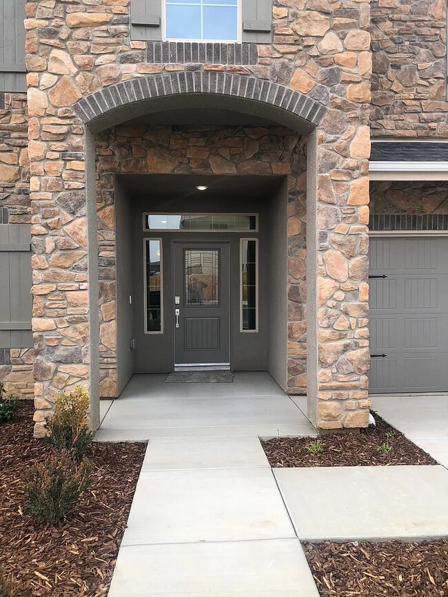 Foto del edificio - Beautiful Two-Story Home Featuring Granite Kitchen, Large Island & Spa-Style Primary Suite