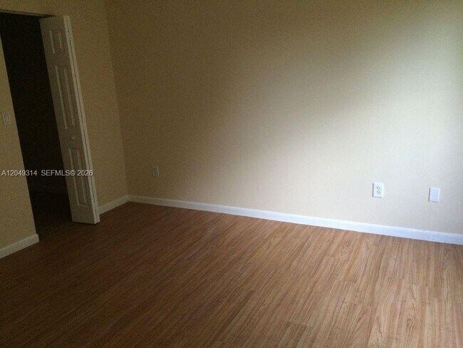 Foto del edificio - 861 NE 207th Ln