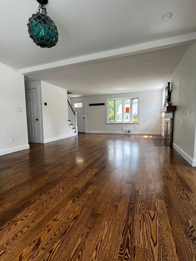 Foto del edificio - Gorgeous Newton Highlands Single Family 5 Bed/2 Bath for August, 2026