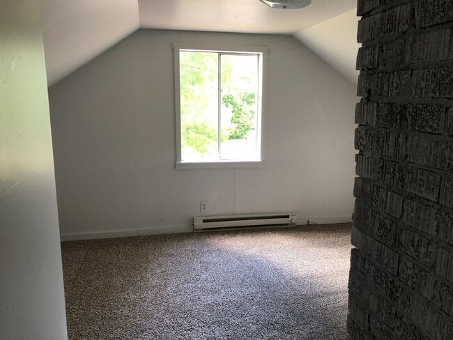 Building Photo - Campus 4 bedroom Available in December