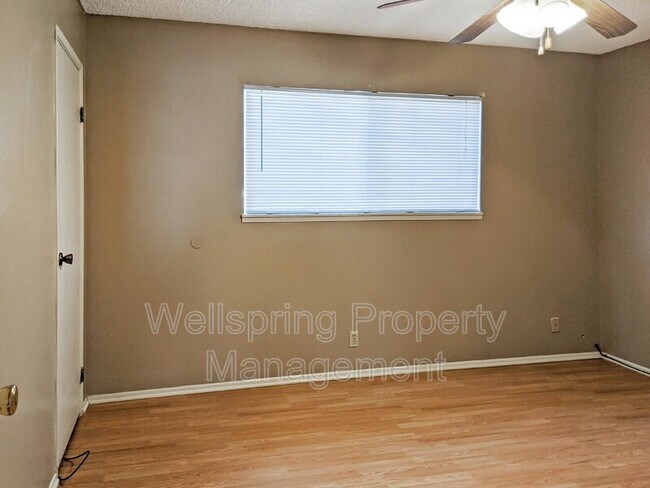 Foto del edificio - 515 E Ridgecrest Blvd