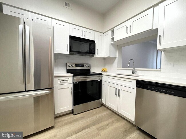 Building Photo - 1805 Crystal Dr