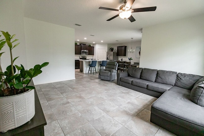 Building Photo - 1219 SW Patricia Ave