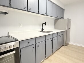 Building Photo - 1989 Wyandotte St W