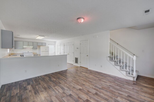 Foto del edificio - Lovely 2Bd/1.5Bth End Unit TH in quiet nei...