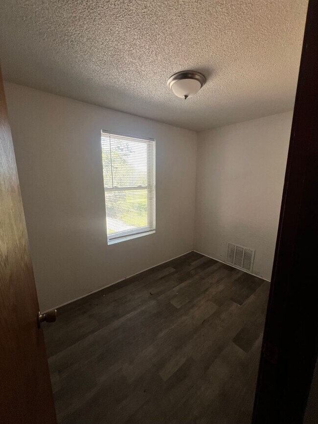 Foto del edificio - 1211 Reynolds Ave