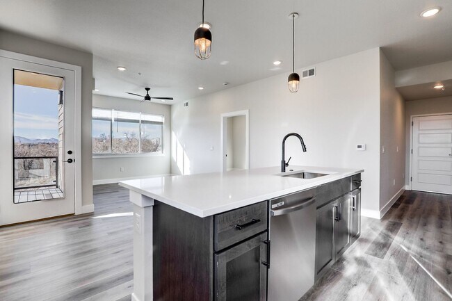 Foto del edificio - Brand new 2 BR 2 bath condo with stunning ...