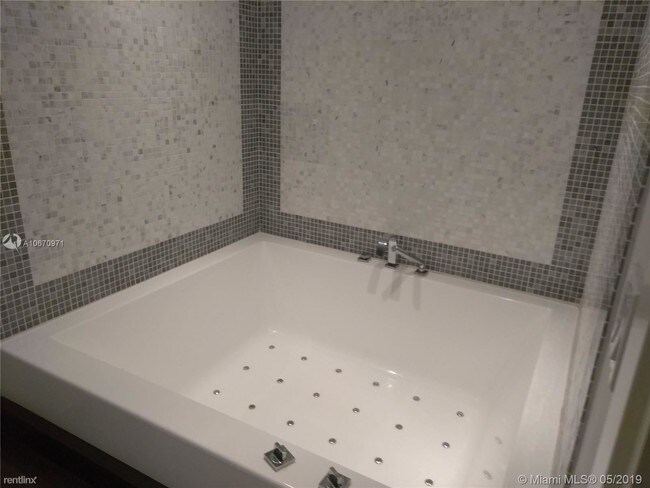 Building Photo - 1 br, 1.5 bath  - 200 Biscayne Blvd # 3910