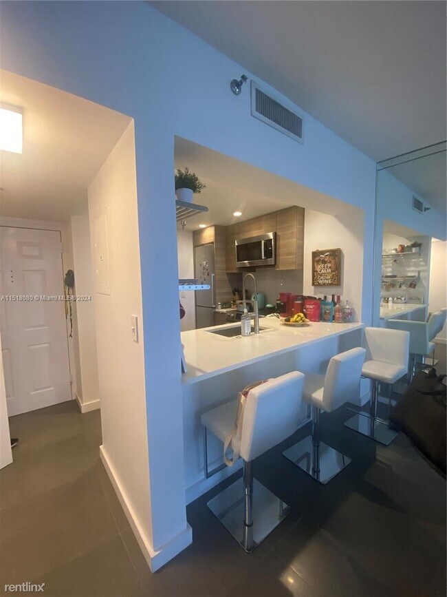 Building Photo - 1 br, 1.5 bath Condo - 540 Brickell Key Dr...