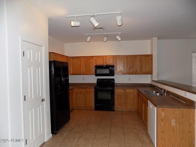 Building Photo - 45449 Alamendras St