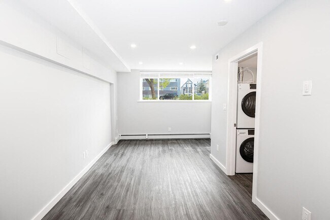 Salon - 585 Corydon Apartment