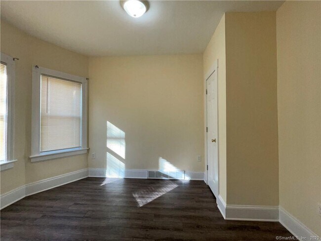 Building Photo - 352 Bunnell St