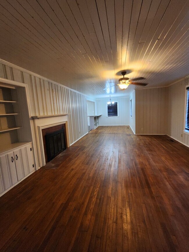 Foto del edificio - Spacious 3-Bedroom Brick Home with Firepla...