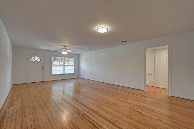 Foto del edificio - 2806 Greenbriar Dr