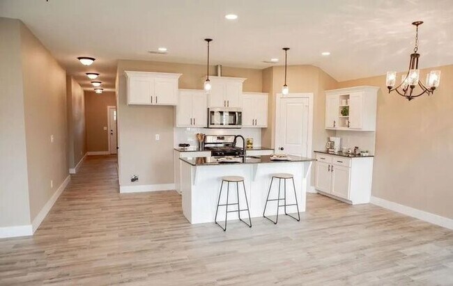 Foto del edificio - Available Now!! Stunning 4 Bed 2 Bath in L...
