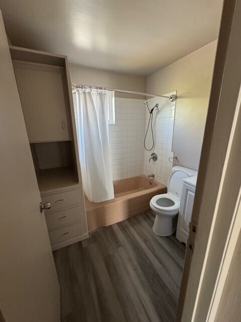 2805 Full bath - 2805 N Craycroft Rd