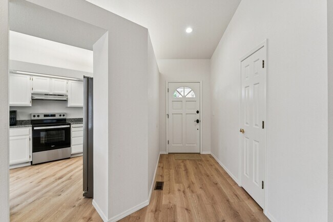 Foto del edificio - 5360 N Noble Fir Ave