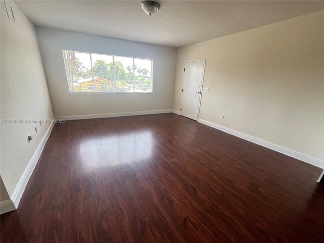 Foto del edificio - 2880 Pine Tree Dr