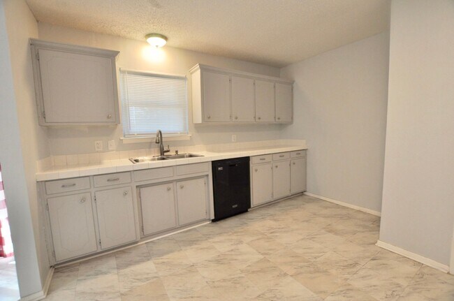 Foto del edificio - COMING SOON - FOR LEASE! Cute 2 BR - 1 BA ...