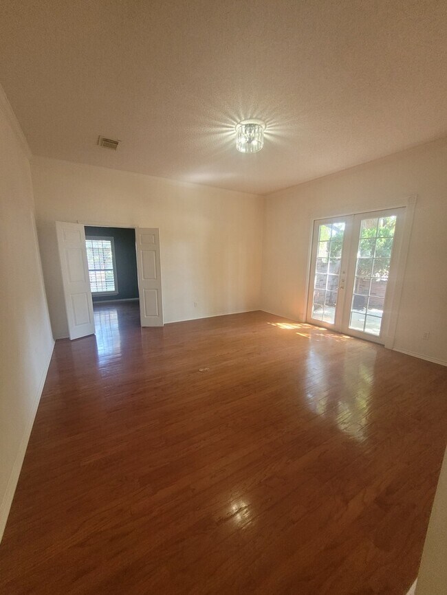 Foto del edificio - 5 bed 3 bath home, 3 car garage