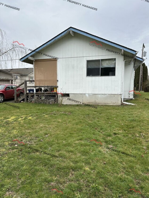 Building Photo - STATUS: AVAILABLE | R298 | $1395