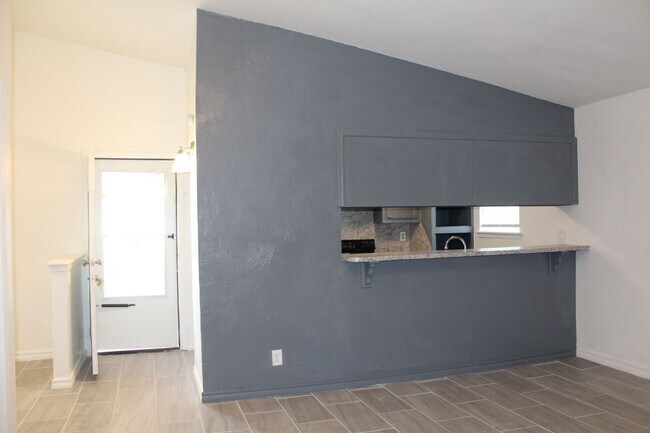 Photo - 2 bed & office on the South Side! House