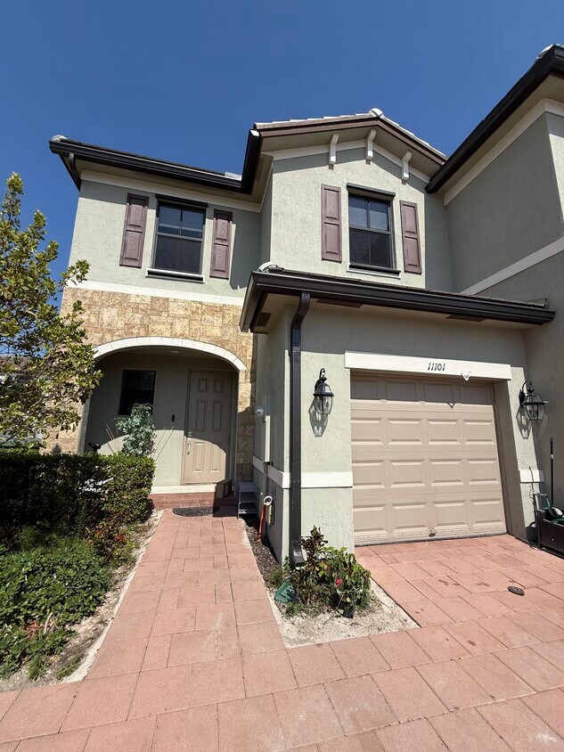 Foto principal - 11101 W 33rd Ct