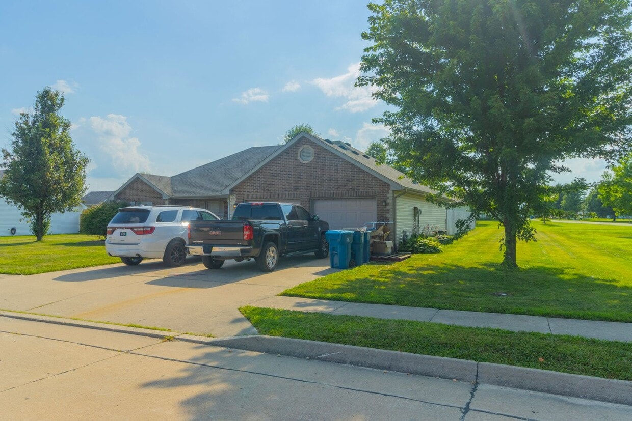 Building Photo - 603 Pacer Dr