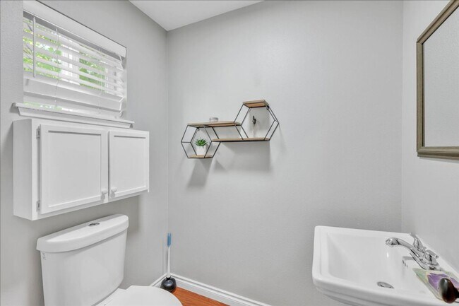 Foto del edificio - Stylish Yelm Home with A/C, Butcher Block Counters & Fully Fenced Yard!