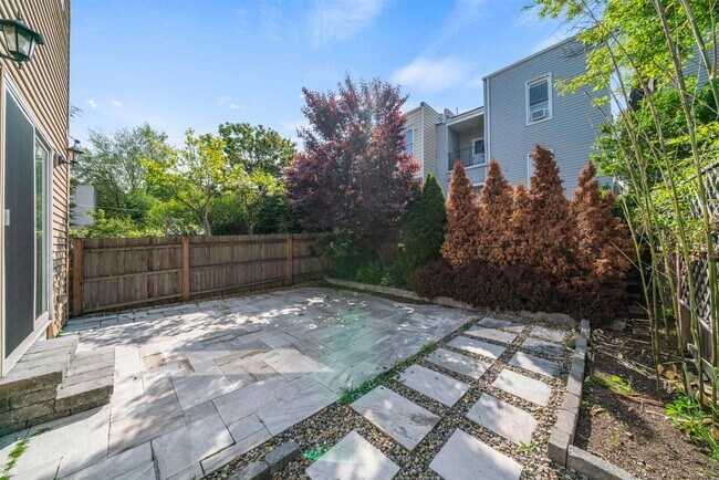 Foto del edificio - 627 Gregory Ave