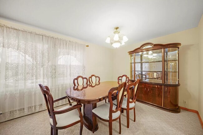 Foto del edificio - 8027 W Churchill Ave