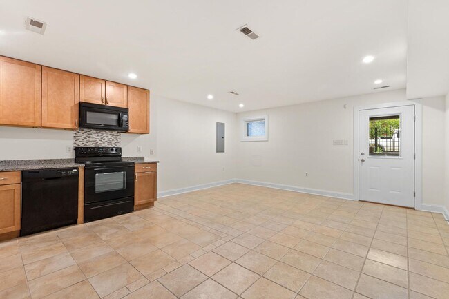 Foto del edificio - Charming One-Bedroom Basement Apartment