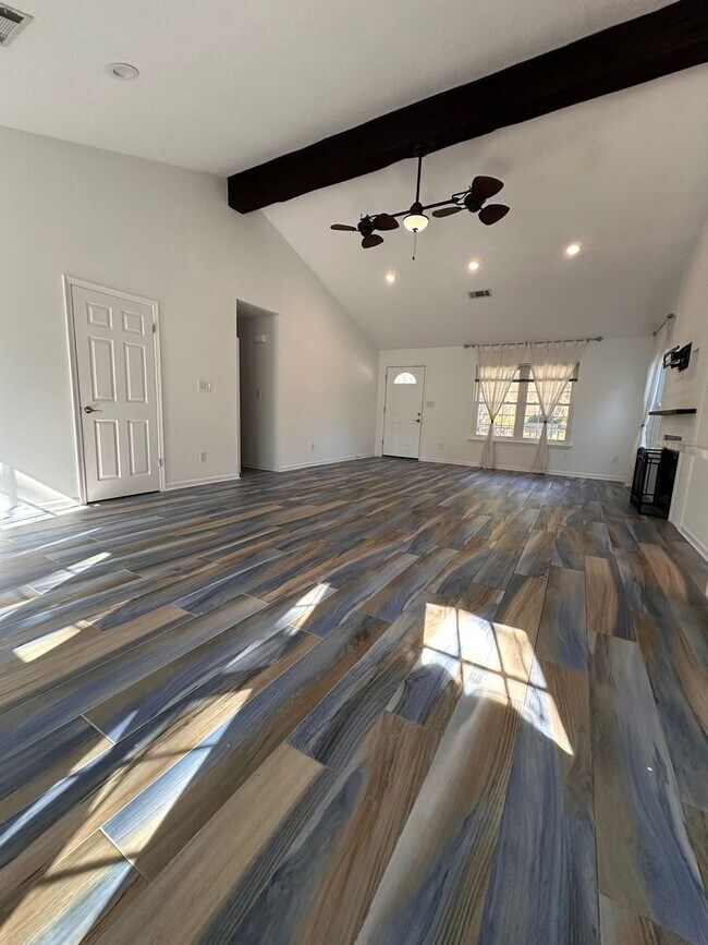Foto del edificio - Newly Renovated 3 bedroom home in the heart of Miramar Beach!