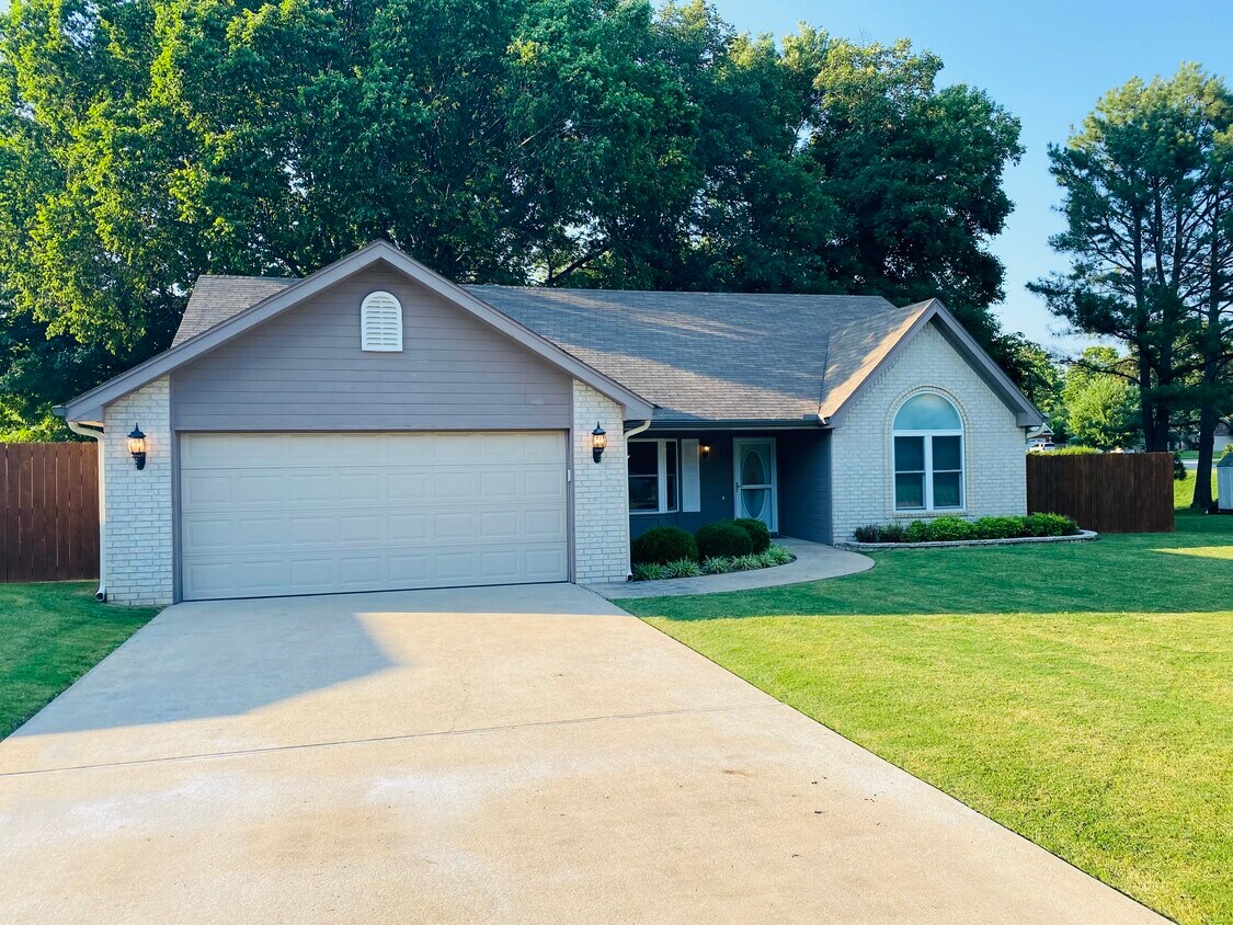 Primary Photo - 104 Ivy Pl