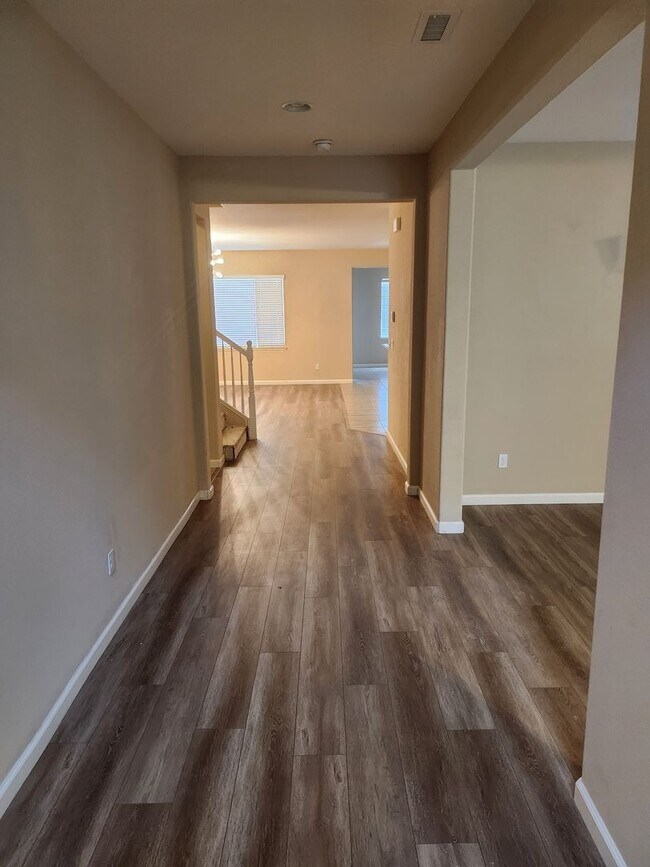 Foto del edificio - 5 bed 3.5 bath 3210 sf home in South Meadows
