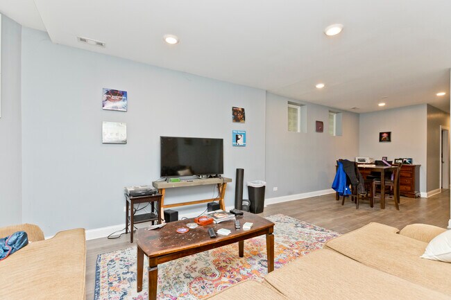 Building Photo - 850 W Wrightwood Ave